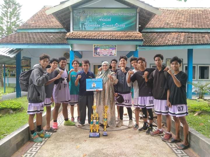 TIM BASKET PUTRA SMAN 4 KOTA BIMA RAIH JUARA 1